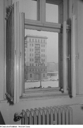 Blick aus einer Wohnung auf einen Neubau der Stalinallee (heutige Karl-Marx-Allee)