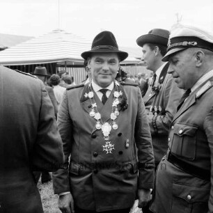Volks- und Schützenfest: Schützenverein Sprenge und Umgebung e.V.: Schützenkönig Hermann Kohnke, Eichede: im Hintergrund Festzelt