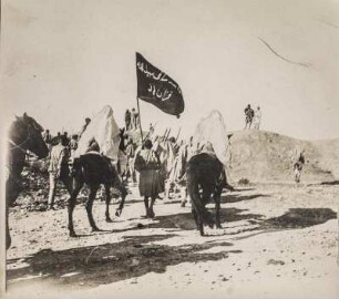 Soldatenmarsch : Soldaten bei einem Marsch durch eine Wüste.