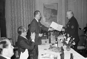 Ernennung des Daxlander Kommandanten Wilhelm Licht zum Ehrenkommandanten der Freiwilligen Feuerwehr Karlsruhe.