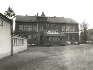 Cossebaude, Bahnhofstraße 5. Hans-Grundig-Oberschule (Grundschule Cossebaude) (1893). Hofansicht mit Nebengebäude (Gemeindebibliothek)