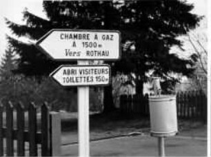 Hinweisschilder am Eingang der Gedenkstätte Natzweiler