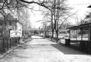 Dresden-Neustadt, Marienallee 14. Graf-Stauffenberg-Kaserne. Heimatschutzbrigade 37 "Freistaat Sachsen". Blick in die Einfahrt gegen Absperrung