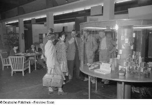 Besucher an einer Vitrine mit Ausstellungsprodukten, Herbstmesse 1953