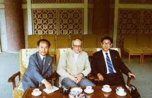 Karl-Heinz Böhle mit zwei nordkoreanischen Kollegen vermutlich im Museumskomplex Freundschaftsausstellung (Museum der Freundschaft)