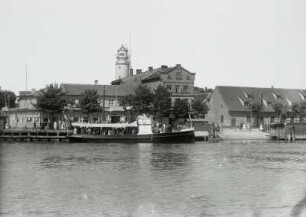 Pillau, Ortsansicht : Pillau (Baltijsk/Russland). Hafen mit Dampffähre "Puck". Blick zum Ostsee-Hotel, Bollwerk