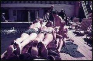 Passagiere am Schwimmbecken eines KdF-Schiffes?