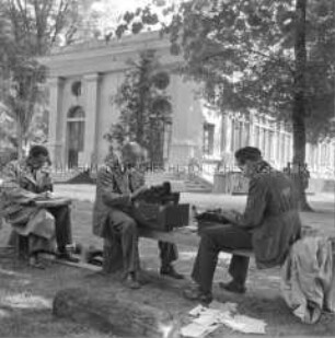 Die Auslandspresse in Compiègne (in der Mitte der Journalist William Shirer)