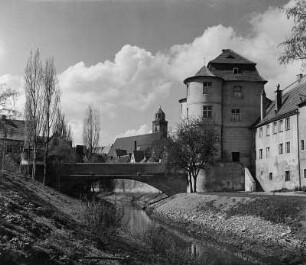 Donauwörth. Riedertor (ehemaliges Inneres Wörnitztor) (Erneuerung 1810). Ansicht über den Wallgraben