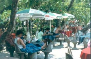 Costa Rica. Kleine Freiluftgaststätten am Rande des Regenwaldes