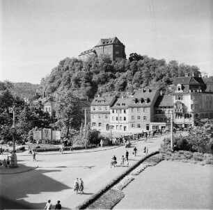 Greiz. Stadtansicht mit Oberem Schloß auf dem Schloßberg. Blick über die Friedensbrücke (Straßenbrücke über die Weiße Elster) nach Nordwest