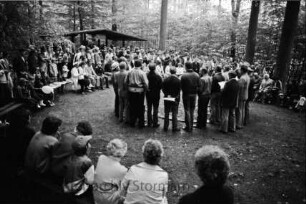 Männergesangverein "Arion" von 1890 e. V.: Weizenkoppel: Waldfest: in der Mitte Chor beim Gesangsvortrag: vorn und hinten Zuhörer: Wald