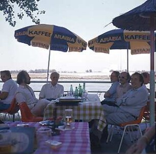 Hansjakob, Gottfried; Wien - Donau (AT); Donauinsel und Donaukraftwerk Freudenau - Donauinsel, Gruppenfoto in einem Ausflugslokal