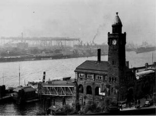 Hamburg-St. Pauli. Ansicht der Landungsbrücken mit dem Pegelturm