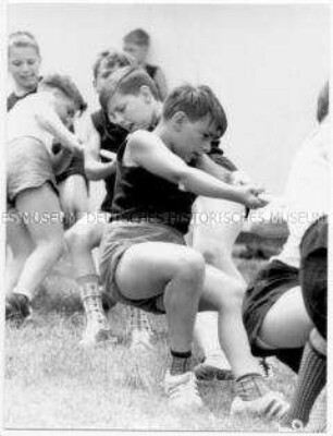 Jungen beim Tauziehen