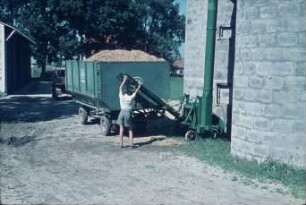 Fotografie: Ein- und Auslagerungstechnik, Hochsilo, Silomais, Wurfgebläse, Hochbehälter monolitisch, Steilförderer
