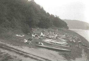 Wasserwanderung Regensburg-Wien der sächsischen Teilnehmer des Arbeiterjugendtreffens am 15. Juli 1929. Blick auf Zeltplatz und Faltboote