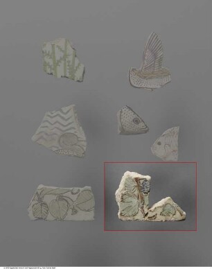 Fragment einer Kompositfliese mit Darstellung eines Weinlaubes