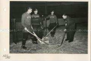 Gemeinsames Eishockeytraining der Mannschaften aus der UdSSR, der CSR und der DDR in der Werner-Seelenbinder-Halle in Berlin