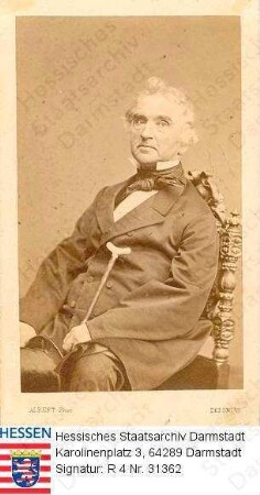 Liebig, Justus Freiherr v., Prof. Dr.med., Dr.phil. (1803-1873) / Porträt, mit Stock, auf Stuhl sitzend, rechtsgewandt, rechtsvorblickend, Kniestück