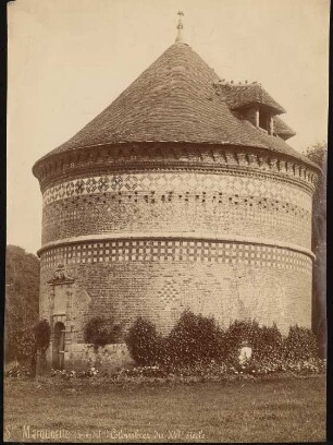 Colombier des 16. Jh., Ste. Marguerite/Seine: Ansicht des Turms mit Taubenschlag
