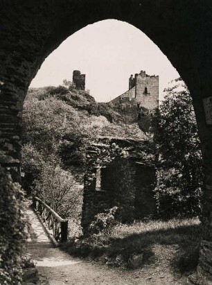 Burgruine Sterrenberg. Blick zur Burg Liebenstein am Rhein