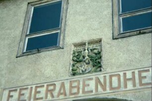 Detail voriges Bild: "Feierabendheim" und darüber Wappentafel