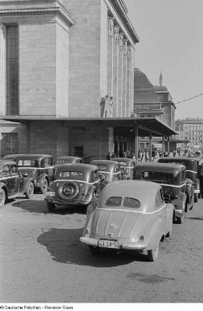 Parkende PKW vor dem Leipziger Hauptbahnhof