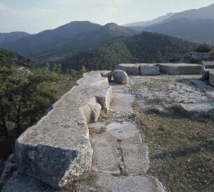 Thasos (antike Stadt), Athenaion auf der Akropolis, Fundamentmauern des Athenaions, 5. Jh.