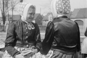 Mädchen in Schleifer Tracht aus Trebendorf. : Holcy w Slepjanskej drasće z Trjebina.