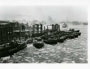 Hamburg. Hafen. Schichtwechsel im Winter. Hafenarbeiter warten am Anleger