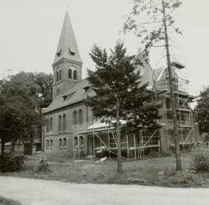 Groß Luja. Dorfkirche : Spremberg-Groß Luja. Dorfkirche (1898/1899). Ansicht von Südosten mit Baugerüst