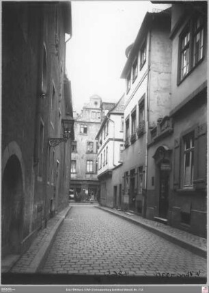 Karmelitergasse nach Norden zu Müngasse 9, rechts Eckhaus Münzgasse 7 und Karmeltergasse 18 und (angeschnitten) 16