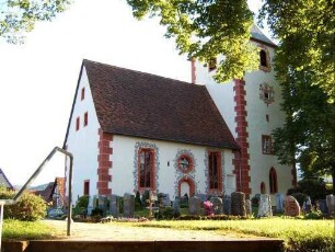 Turm und Langhaus über den ehemaligen Kirchhof