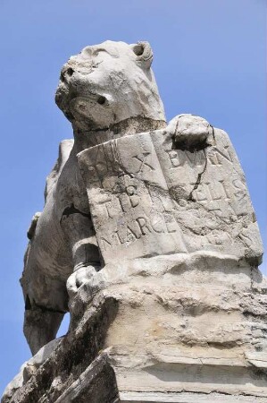 Markuslöwe : An vielen Stellen der Stadt ist das Wahrzeichen, der geflügelte Markuslöwe, zu sehen, hier auf einer Säule auf der Insel Murano. Aufgenommen in Venedig am 14. Mai 2009. Foto Uwe Gerig