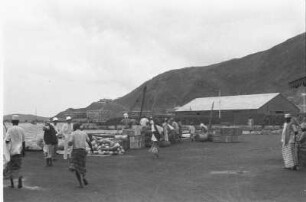 Im Hafen : Personen verladen Ware im Hafen von Aden.