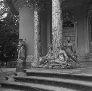 Potsdam, Park Sanssouci. Chinesisches Teehaus (1754-1756; J. G. Büring). NO-Vorhalle (Teilansicht) mit Scheitholtspieler und Gruppe kaffeetrinkender Chinesen (1755/1756; J. P. Benkert)