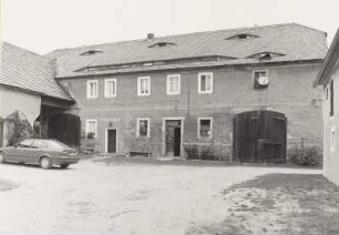 Königshain (Kreis Görlitz), Dorfstraße 316. Bauernhof, Wohnhaus mit Wirtschaftsteil