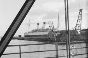Reisefotos Portugal. Passagierschiff Monte Rosa im Hafen von Lissabon