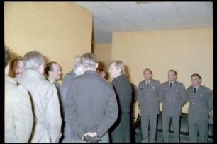 Fotografie: Besuch von Eberhard Diepgen, Regierender Bürgermeister von Berlin, beim 6941st Guard Battalion in Berlin-Lichterfelde