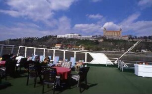Bratislava - Burg : Blick von einem Donauschiff auf die Burg der slowakischen Hauptstadt Bratislava 2001