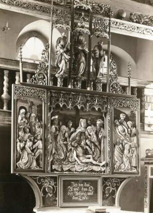 Flügelaltar aus Schneeberg. Scheibenberg, Johanniskiche : Flügelaltar aus Schneeberg (um 1510). Kreuzabnahme im Mittelschrein, Kreuztragung und Grablegung. Holz, farbig gefaßt. Breite des Mittelschreins 143 cm. Gesamtansicht, geöffnet. Scheibenberg, Stadtkirche St. Johannis