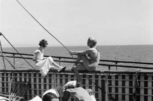 Bordleben auf dem Passagierschiff "Milwaukee". Zwei junge Frauen, auf der Reeling sitzend