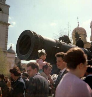 Kanone inmitten von Besuchern des Kremelgeländes