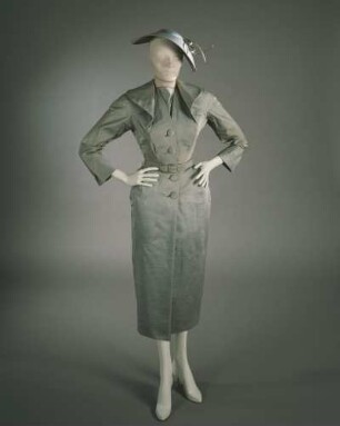 Dior-Kostüm mit Trompe-l’œil Kragen und passendem Hut (Archivtitel)