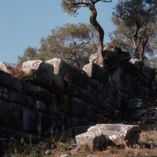 Thasos (antike Stadt). Archaische Marmorquadermauer, 492, beim Parmenon-Tor