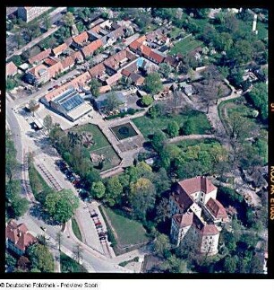 Zoo : Schloß (13.Jh., 1727) und Zoo (1956 gegründet als Tiergarten, seit 1994 Zoo)