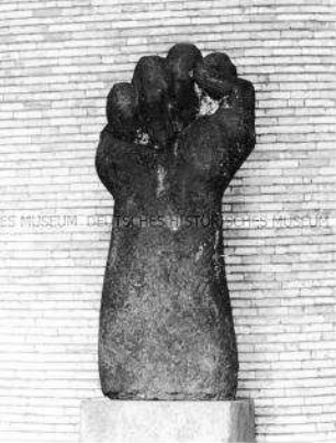 Plastik (geballte Faust) in der Gedenk- und Erinnerungsstätte "Der Kämpfer" in Karl-Marx-Stadt (Chemnitz)