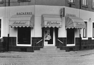 Coswig, Naundorfer Straße 70. Wohnhaus mit Laden. Bäckerladen in Ecklage zur Kötitzer Straße