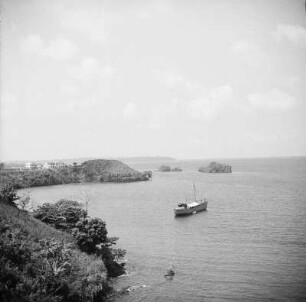 Hafenansicht : Blick auf die Hafenbucht von Malabo, im Hafen ein Schiff.